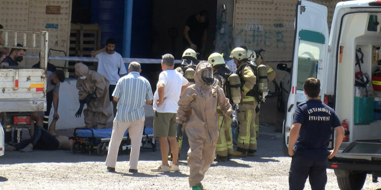 Pendik’te polyester fabrikasında 3 işçi zehirlendi 