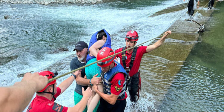 Rize'de derede akıntıya kapılan baba ve oğlu kurtarıldı