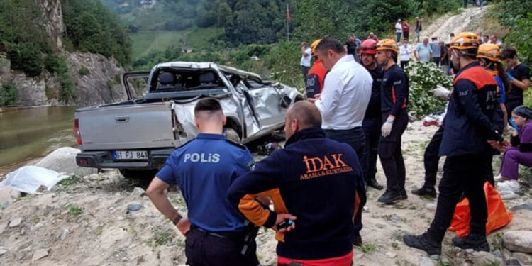 Rize'de dereye uçan kamyonetteki yaşlı kadın öldü