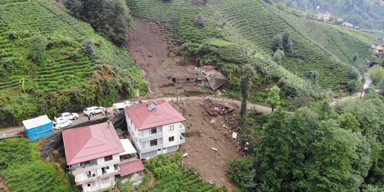 Rize'de sel ve heyelanların zararı 6 milyon lirayı aştı