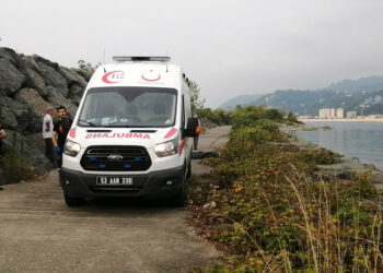 Rize'de serinlemek için girdiği denizde boğuldu