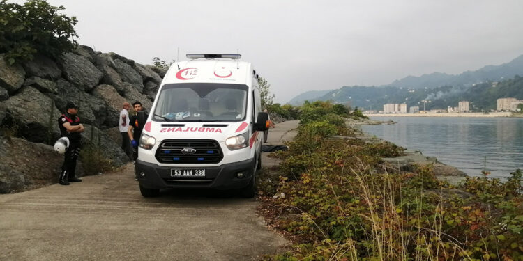Rize'de serinlemek için girdiği denizde boğuldu