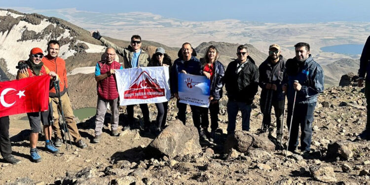'Sağlıkta Şiddete Hayır' demek için Süphan Dağı’na tırmandı