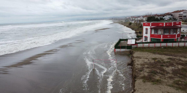 Sakarya'nın 3 ilçesinde denize girme yasağı uzatıldı