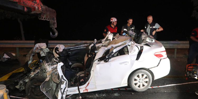 Şanlıurfa’da otomobil TIR'ın altına girdi: 2 ölü