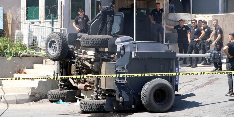 Şanlıurfa'da zırhlı polis aracı devrildi: 1 şehit
