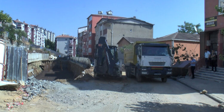 Sarıyer'de çöken yolda dolgu çalışması sürüyor