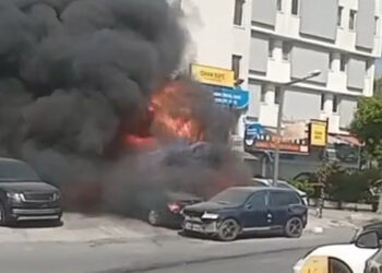 Sarıyer'de park halindeki 5 aracın yandığı anlar kamerada