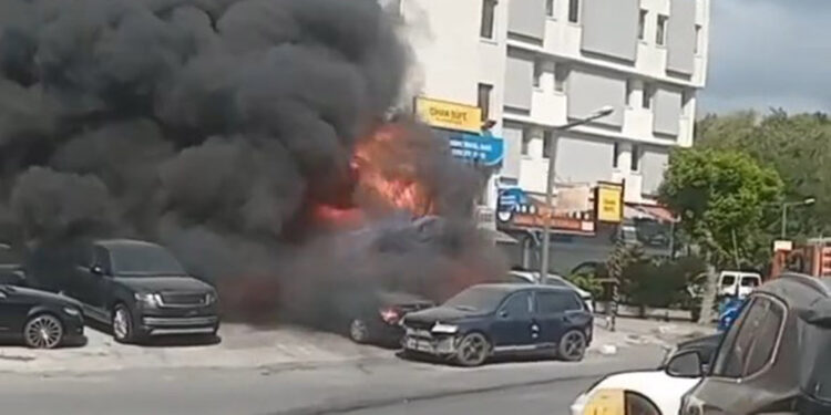 Sarıyer'de park halindeki 5 aracın yandığı anlar kamerada