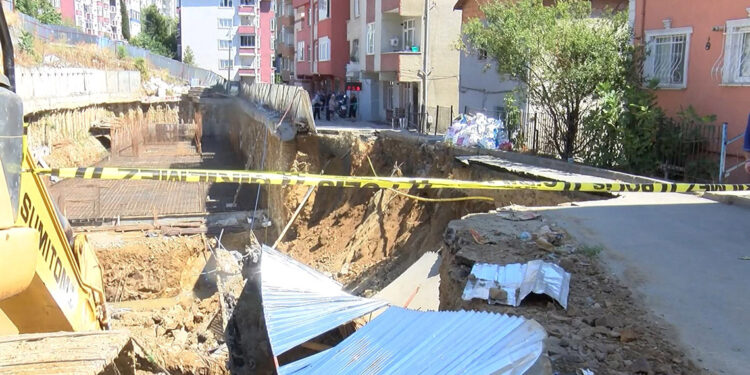 Sarıyer'de yol çöktü