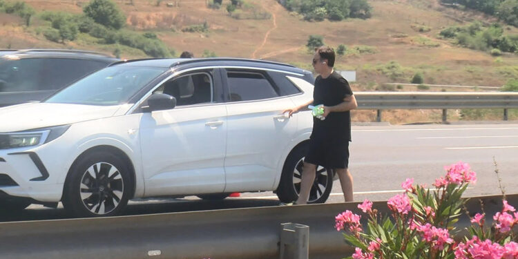 Şarkıcı Kutsi benzini bitince yolda kaldı