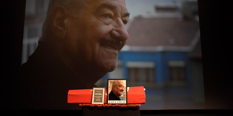 Senarist Safa Önal için tören düzenlendi