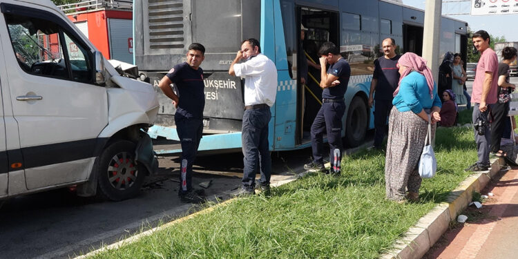 Servis minibüsü halk otobüsüne arkadan çarptı: 4 yaralı