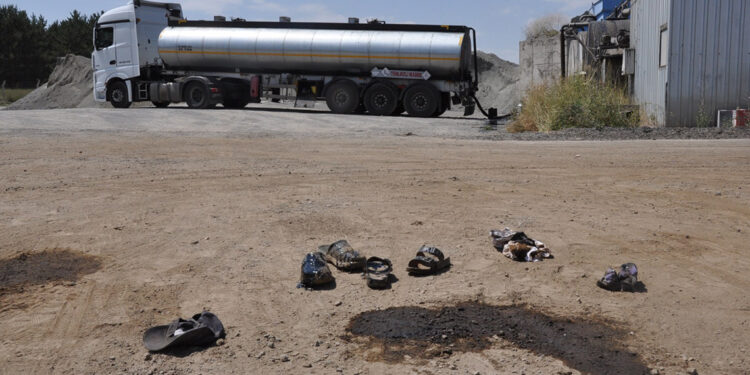 Sıcak zift işçilerin üzerine sıçradı; 3 ağır yaralı