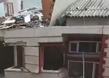 Şiddetli yağış sırasında ağır hasarlı 2 katlı bina çöktü