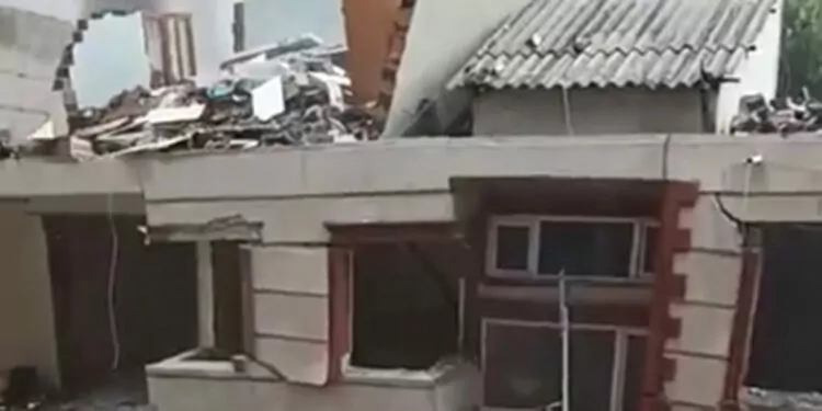 Şiddetli yağış sırasında ağır hasarlı 2 katlı bina çöktü