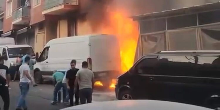 Sigara izmaritinden çıkan yangında 8 kişi dumandan etkilendi