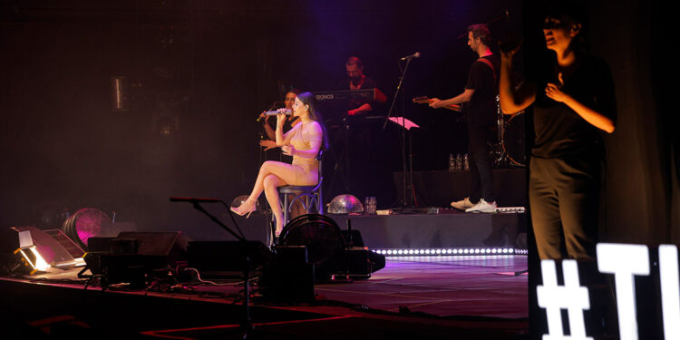 Simge Sağın'ın konserinde işaret diliyle çeviri yapıldı