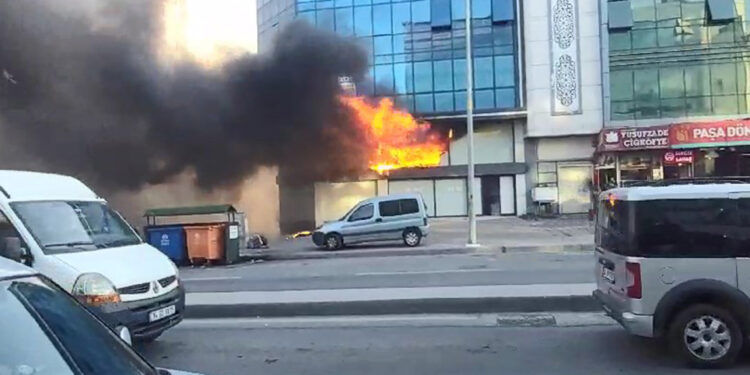 Sultangazi'de iş merkezindeki yangın söndürüldü