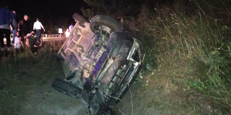 TIR'ın çarptığı hafif ticari araç kanala düştü; 4 yaralı