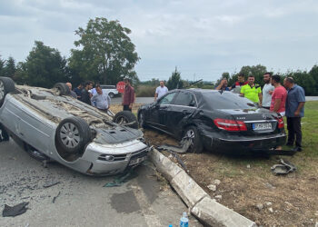 Takla atan otomobil başka otomobile çarptı: 2 yaralı