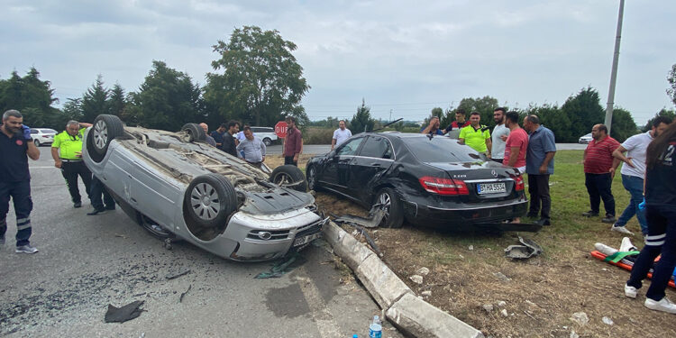 Takla atan otomobil başka otomobile çarptı: 2 yaralı