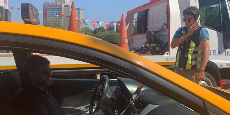 Taksim’de müşteri seçen taksicilere para cezası
