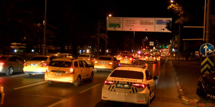 Taksimetre ücretine zam isteyen taksiciler eylem yaptı