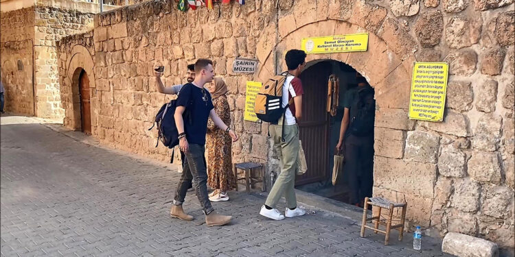 Tarihi konağı müzeye çevirip, 4 dilde rehberlik yapıyor