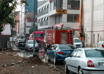 Tatvan'da AVM'de yangın