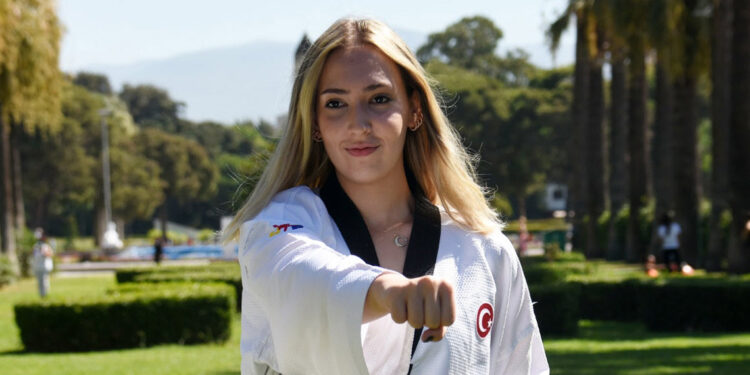 Tekvandocu Esra Akbulak, kırık elle bronz madalya aldı