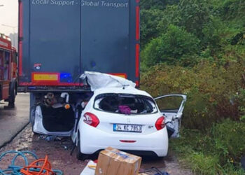 Trabzon'da otomobil park halindeki TIR'a çarptı; 2 ölü