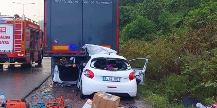 Trabzon'da otomobil park halindeki TIR'a çarptı; 2 ölü
