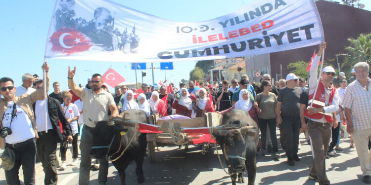 Ümit Özdağ, 'İstiklal Yolu Zafer Yürüyüşü'ne başladı