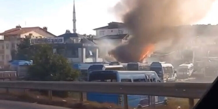 Ümraniye'de karavan dönüşümü yapılan işyerinde yangın