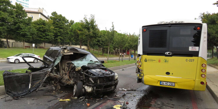 Üsküdar'da cip, İETT otobüsüne çarptı