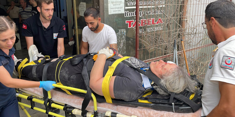 Üzerine çelik kapı devrilen kadın yaralandı