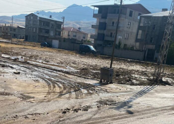 Van'da sağanak sele neden oldu; 13 evi su bastı