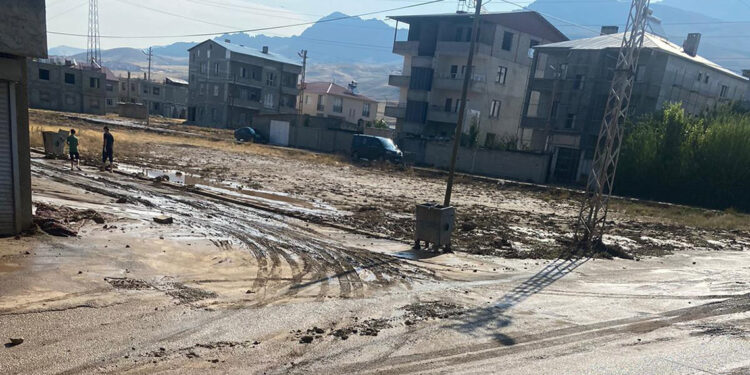 Van'da sağanak sele neden oldu; 13 evi su bastı