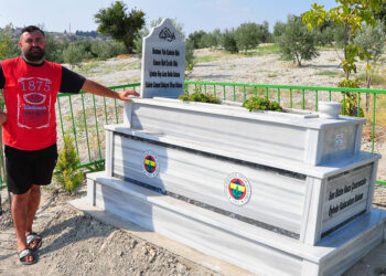 Vasiyeti üzerine babasına Fenerbahçe armalı mezar yaptırdı