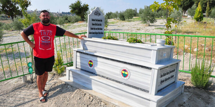 Vasiyeti üzerine babasına Fenerbahçe armalı mezar yaptırdı