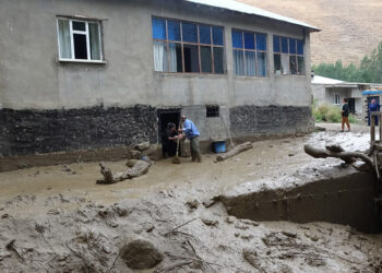 Yağışın olmadığı köyü, yayladan gelen su bastı