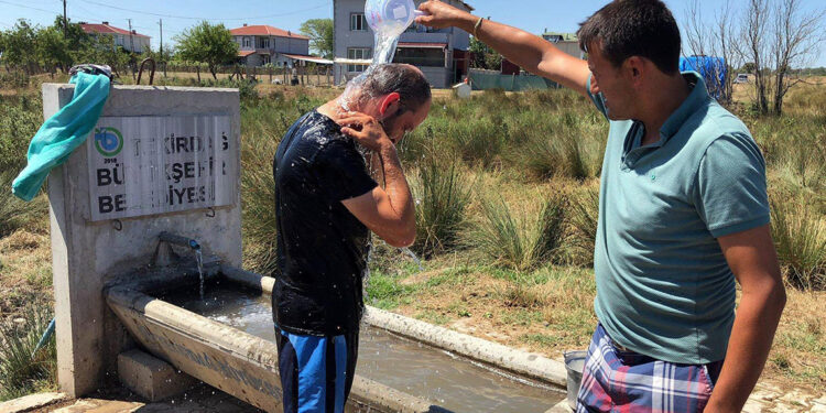 Yalakta yıkanıp, mahalledeki su sorununa tepki gösterdi