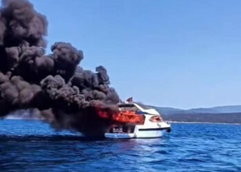 Yangın çıkan motoroyattaki 8 kişi tahliye edildi