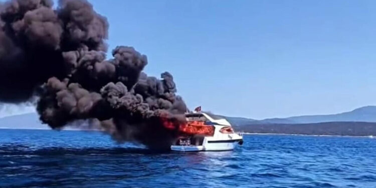 Yangın çıkan motoroyattaki 8 kişi tahliye edildi