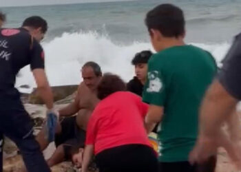 Yasağa rağmen denize girenler son anda kurtarıldı