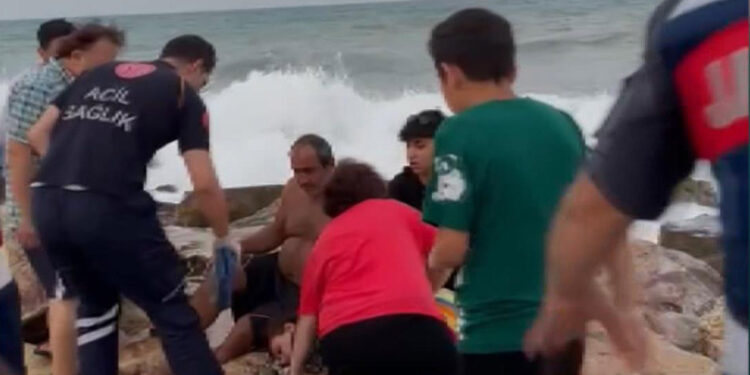 Yasağa rağmen denize girenler son anda kurtarıldı