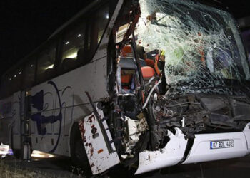 Yolcu otobüsü TIR'a çarptı: 15 yaralı