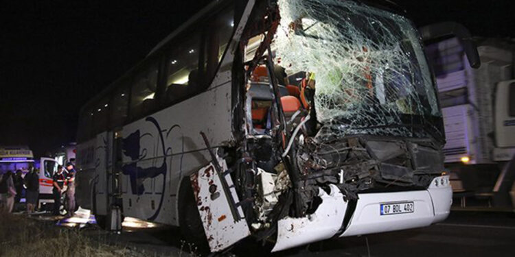 Yolcu otobüsü TIR'a çarptı: 15 yaralı