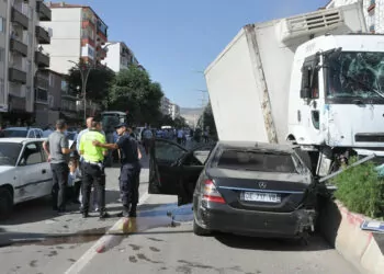 Yozgat'ta kamyon 8 araca çarptı: 3 yaralı